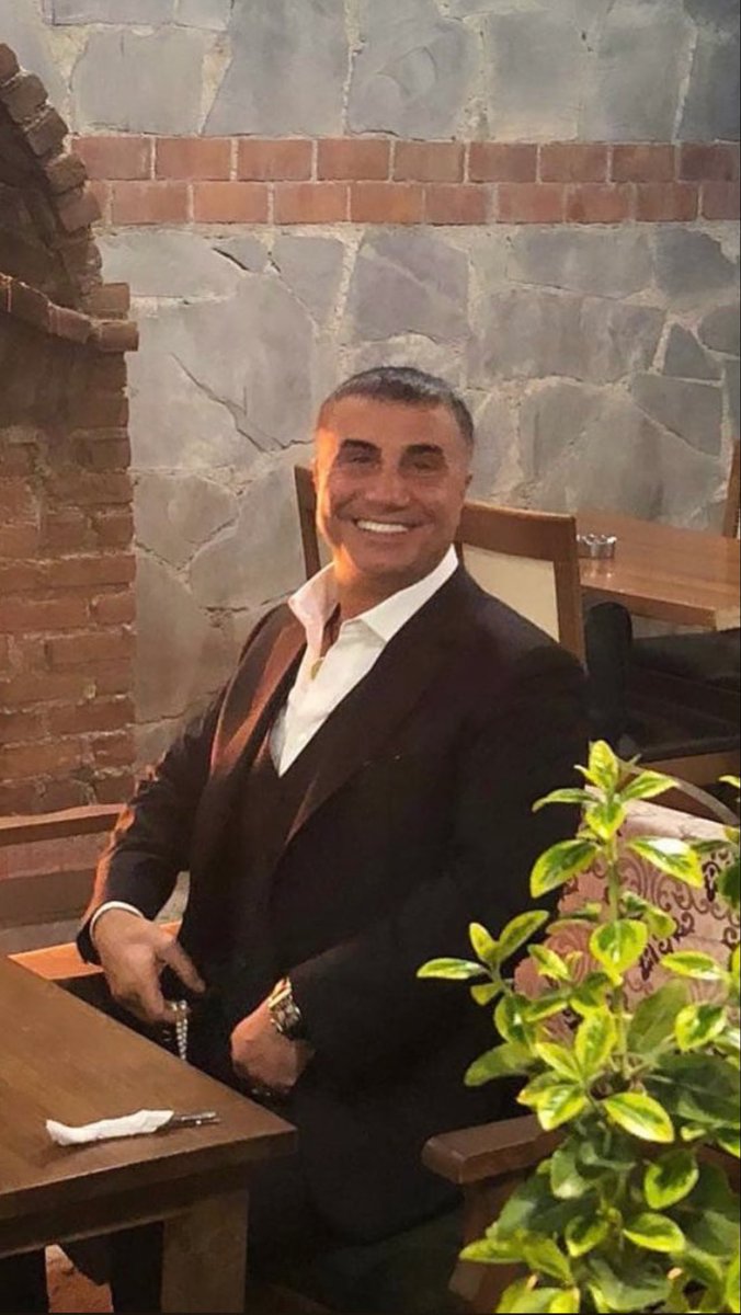 🔴 Diyarbakır’da “Sedat Peker Türkiye’ye dönsün” diyerek sevgisini gösteren çocuklara 30 adet tablet ve Mil…